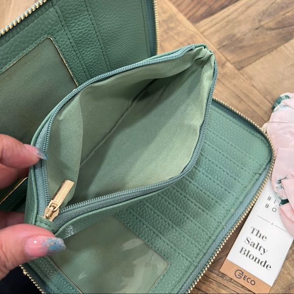 ROXY Back In Brooklyn Zip-Around Wallet & Billabong Tie It Up Scrunchie Set NWT - Picture 6 of 6